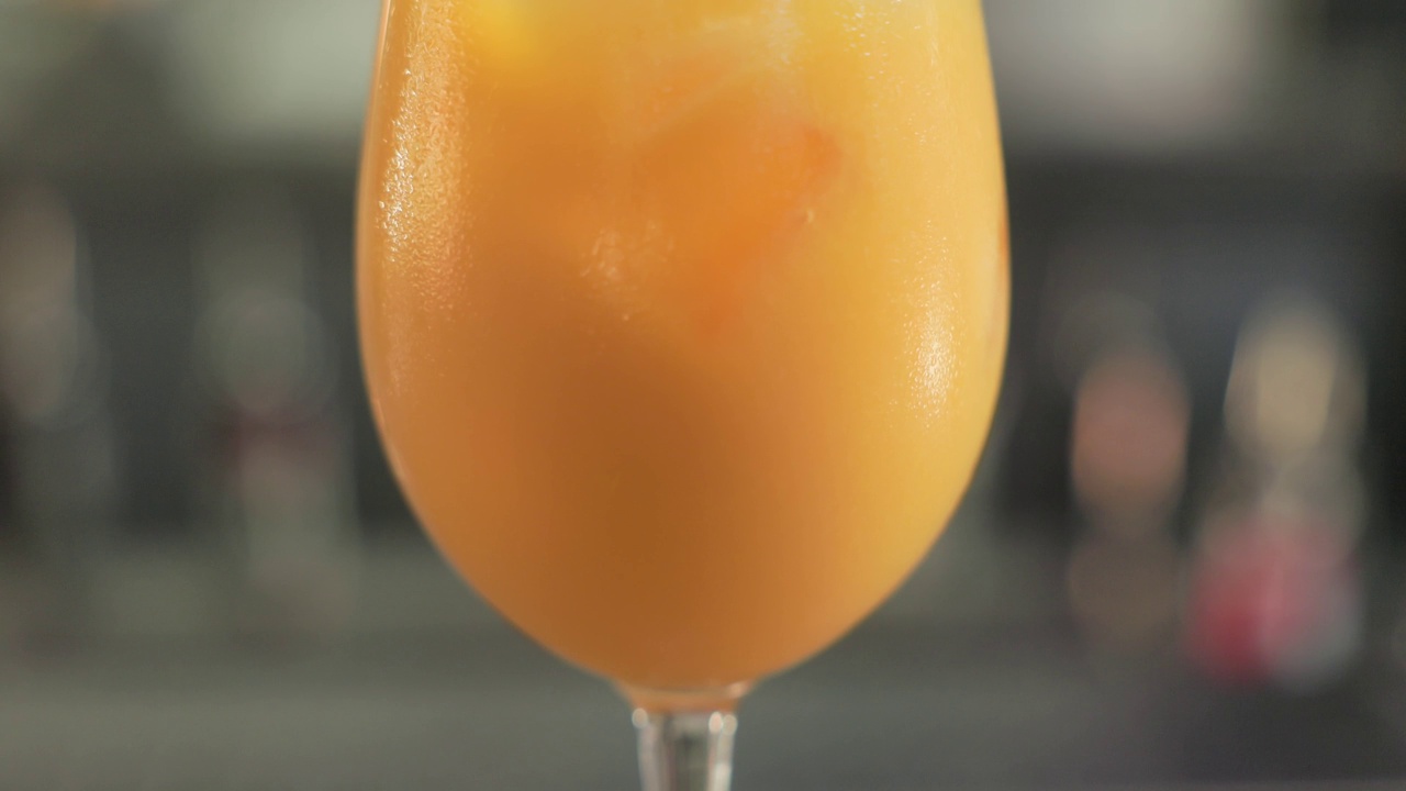用冰和橙汁混合的玻璃杯视频下载