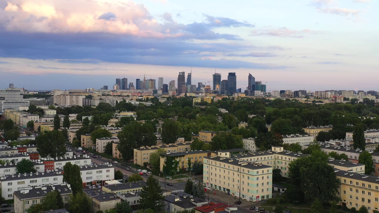 华沙天际线城市鸟瞰图。背景是市中心的摩天大楼。摩天大楼办公室鸟瞰图，俯瞰城市全景视频下载