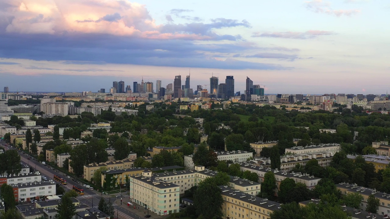 华沙天际线城市鸟瞰图。背景是市中心的摩天大楼。摩天大楼办公室鸟瞰图，俯瞰城市全景视频下载