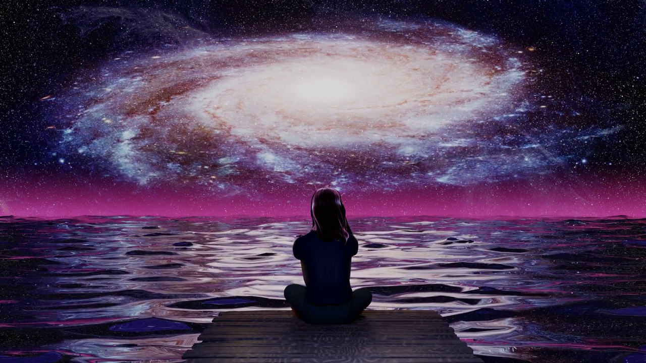 一个女孩或女人坐在波浪形的镜面海洋的码头上，看着夜空中旋转的星系视频下载