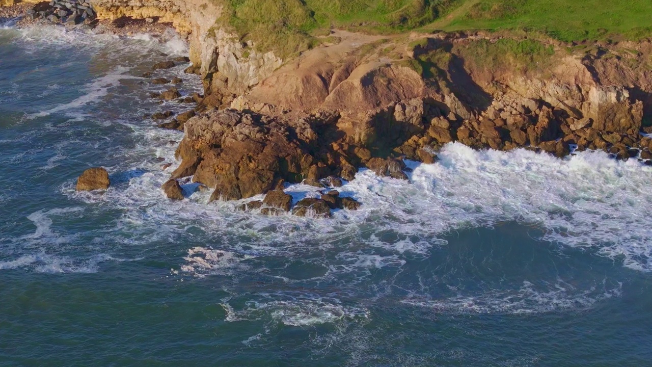 在泰恩河畔纽卡斯尔附近的南希尔兹，海浪冲击着岩石视频下载