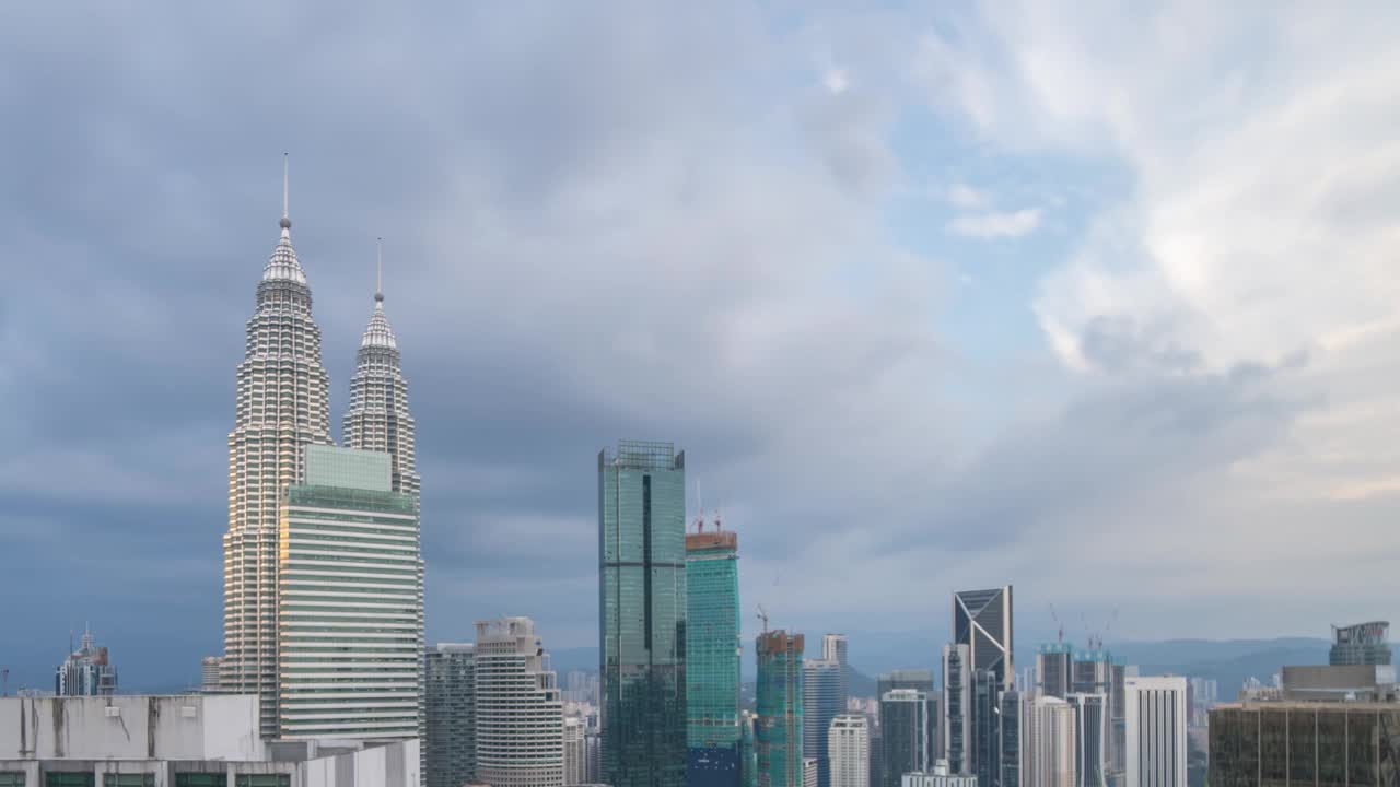 多云的日落在吉隆坡城市的天际线视频下载