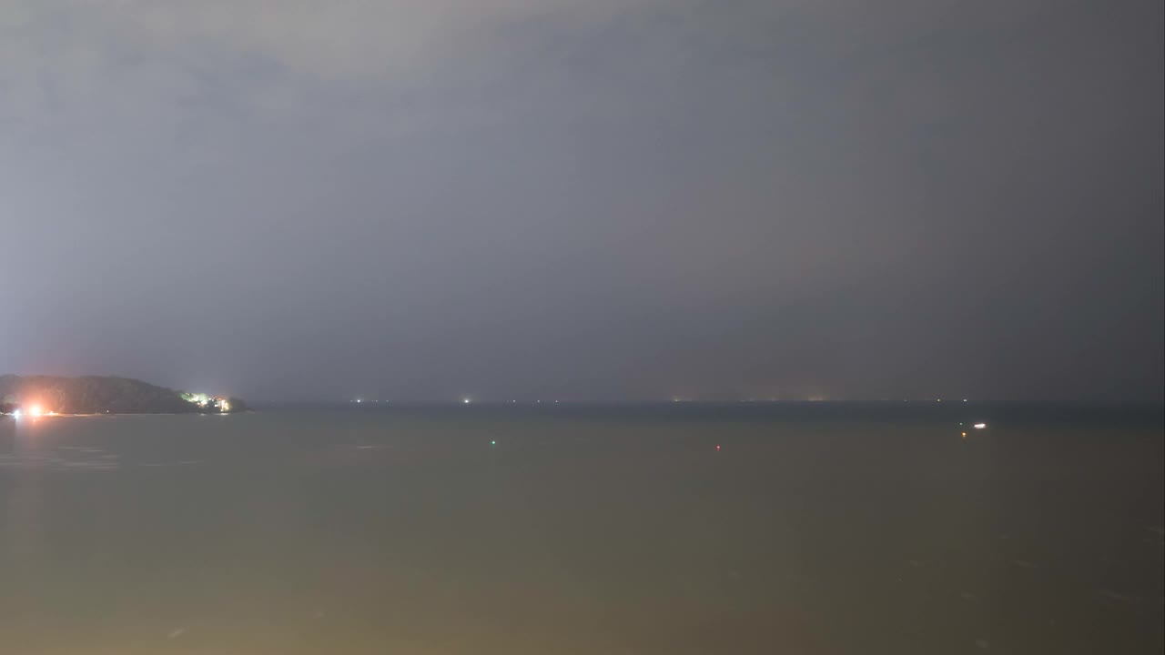 马来西亚关丹海滩的多云夜晚，有星星的踪迹。视频下载