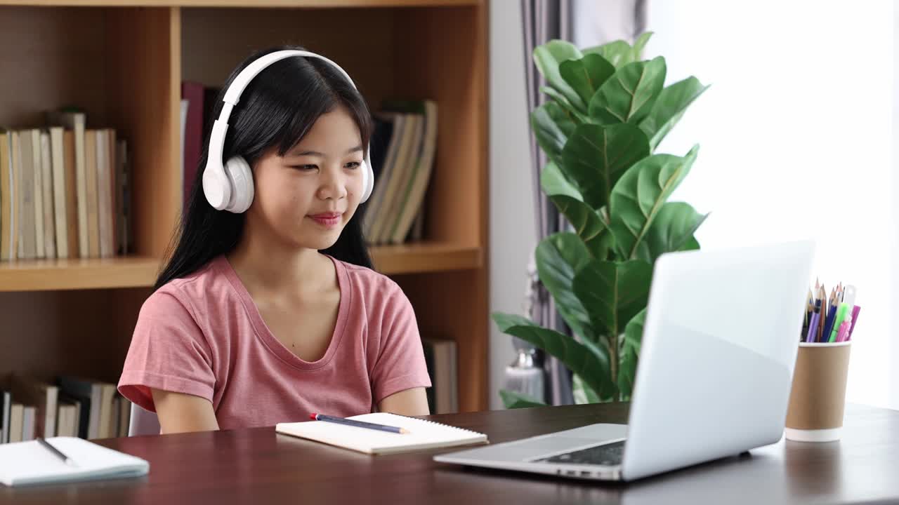 可爱的亚洲高中女生在家里网上学习视频下载