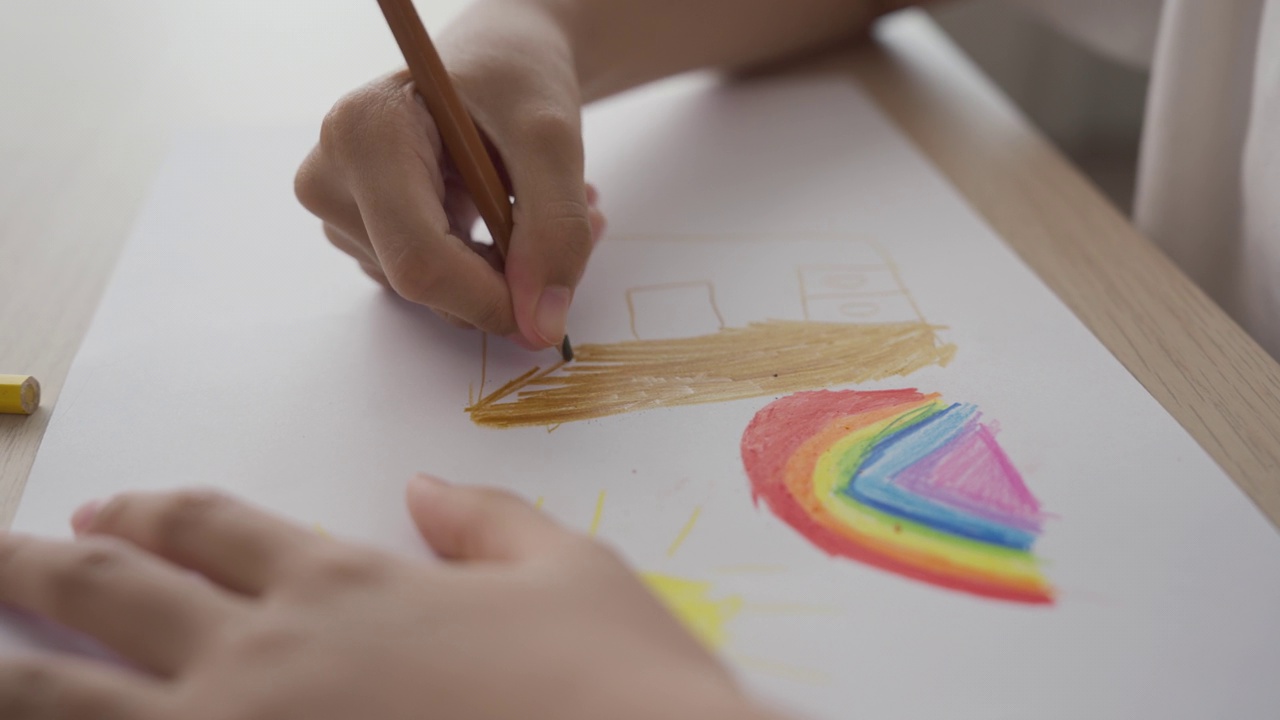 一个有绘画艺术的女孩。亚洲小女孩喜欢在纸上涂色视频下载