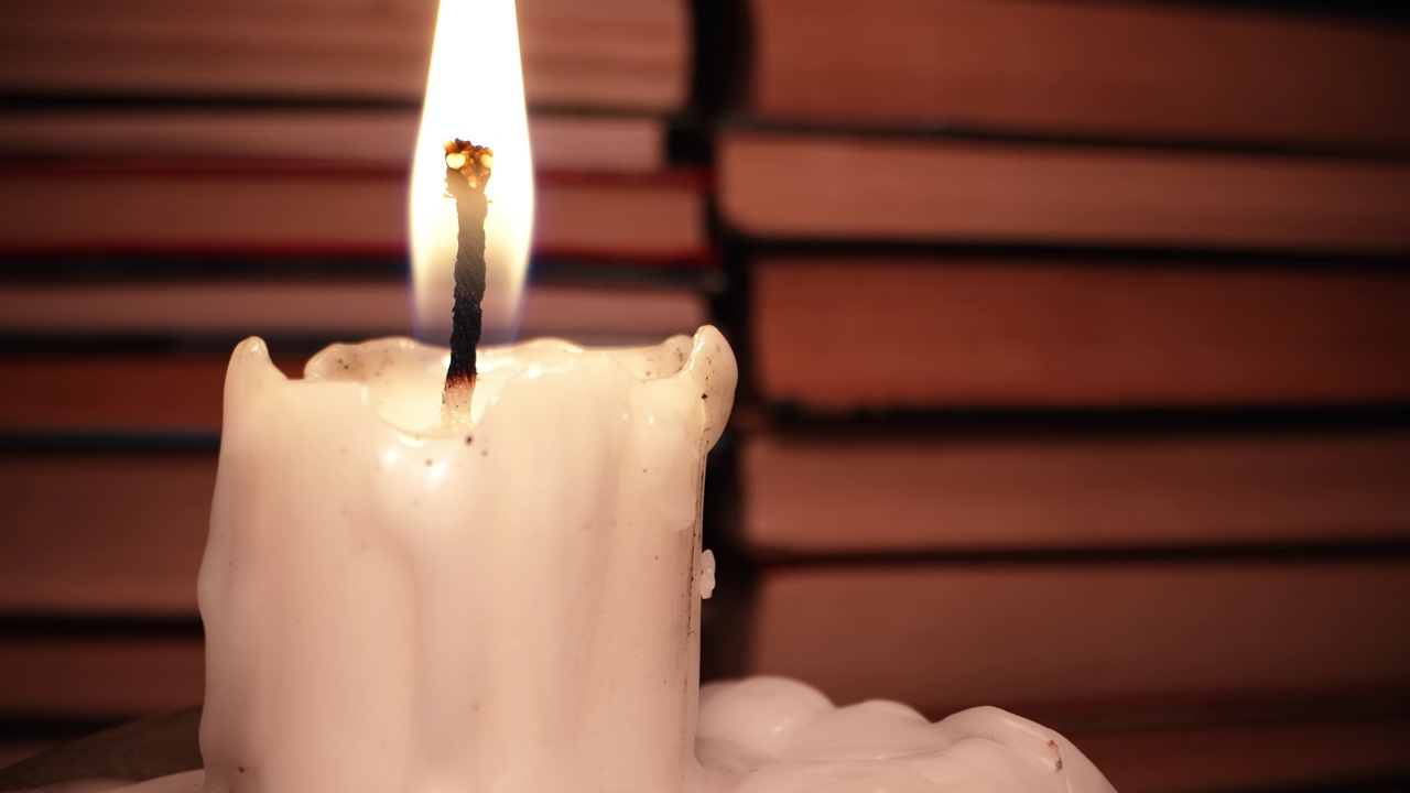 烛台里的蜡烛和旧书，在古董店，书店里的滑块镜头。视频下载