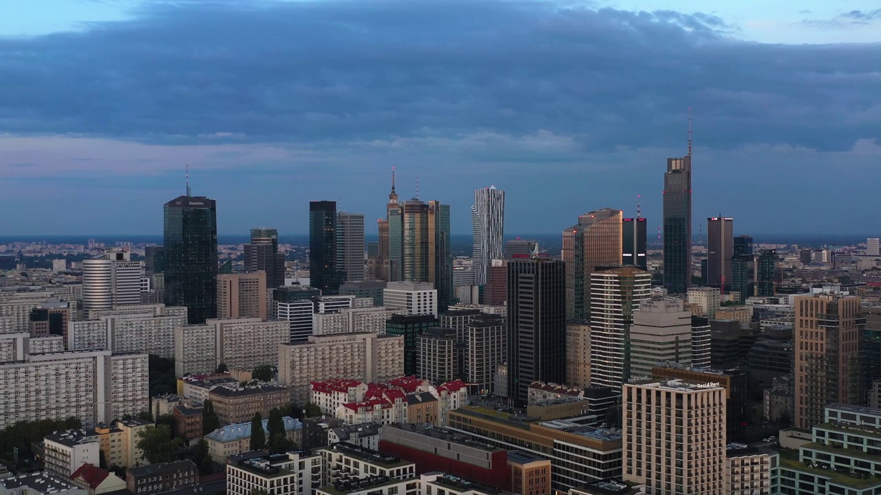 华沙天际线城市线市区鸟瞰图电影视图。日落时分的摩天大楼。日落时大都会的俯视图。日落时大都会的俯视图。视频下载