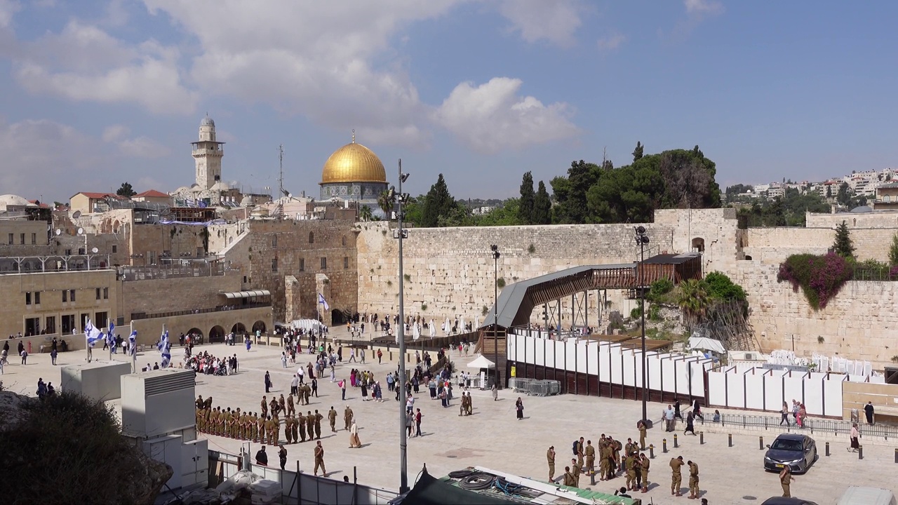 以色列耶路撒冷西墙的游客和朝圣者鸟瞰图视频下载