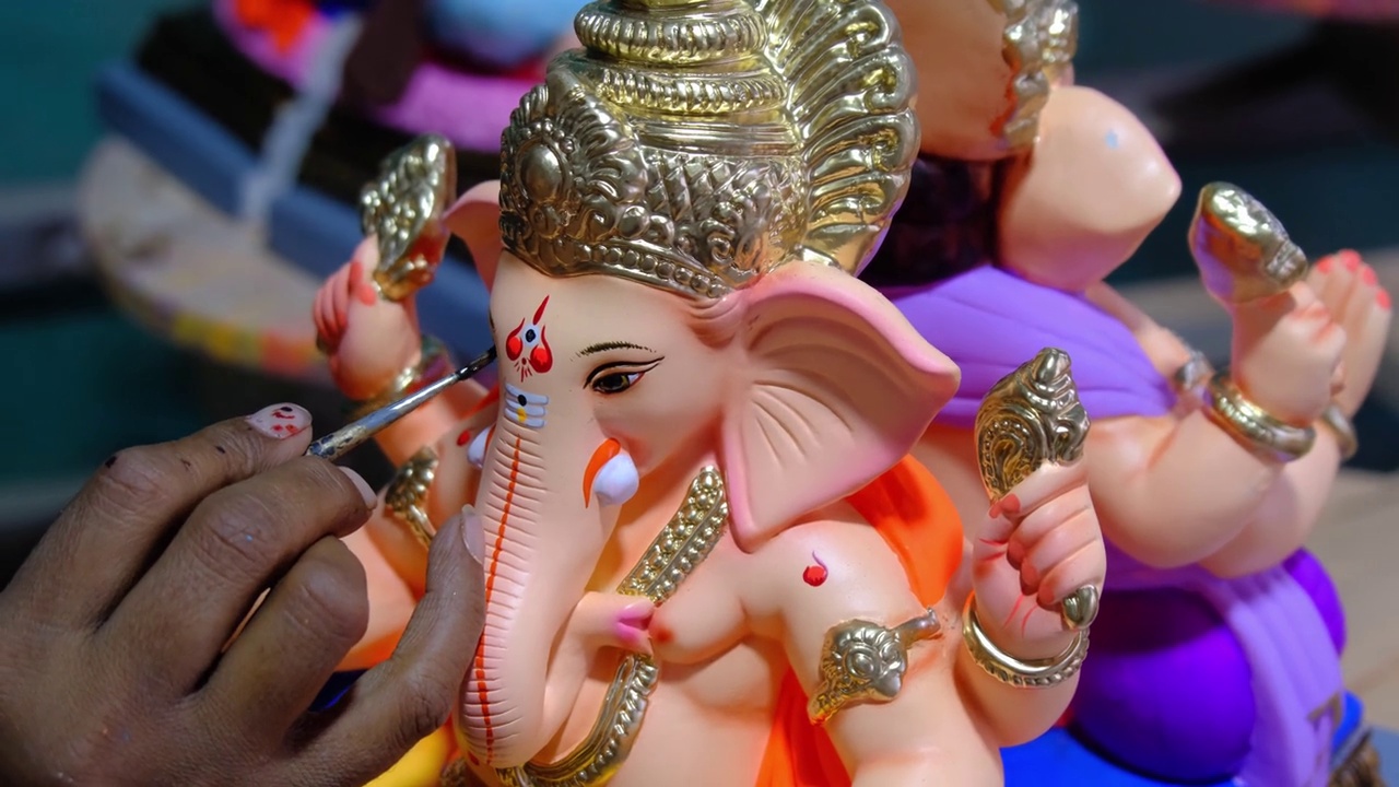 在印度马哈拉施特拉邦浦那举行的“甘尼萨节”之前，艺术家正在为甘尼萨神作画并做最后的润色。视频素材