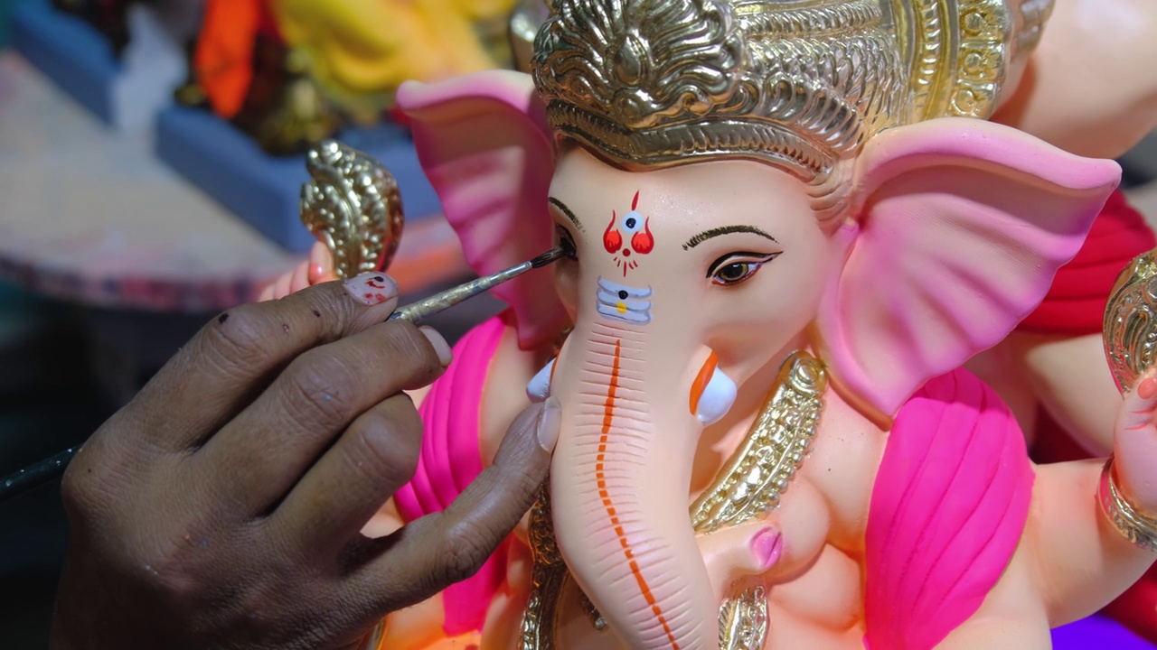在印度马哈拉施特拉邦浦那举行的“甘尼萨节”之前，艺术家正在为甘尼萨神作画并做最后的润色。视频素材