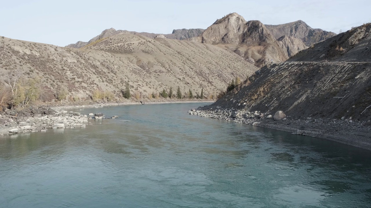 河水平静地流动着。阿尔泰山的秋季景观视频下载