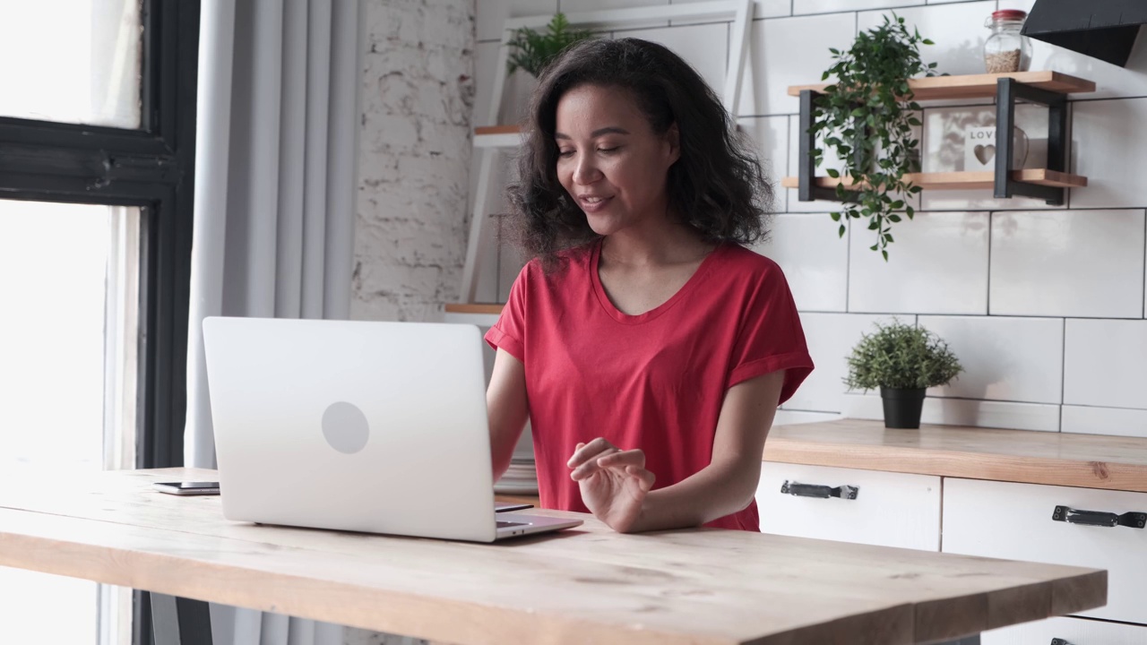 年轻的非裔美国女性用笔记本电脑进行视频通话视频下载