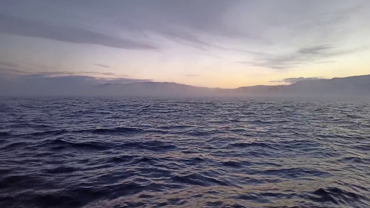 从船上俯瞰海岸和日落时巴伦支海的表面视频下载
