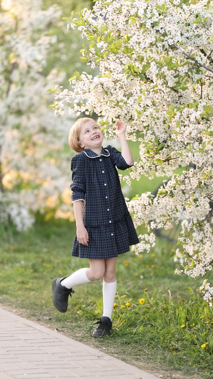 女孩在盛开的苹果园里视频素材