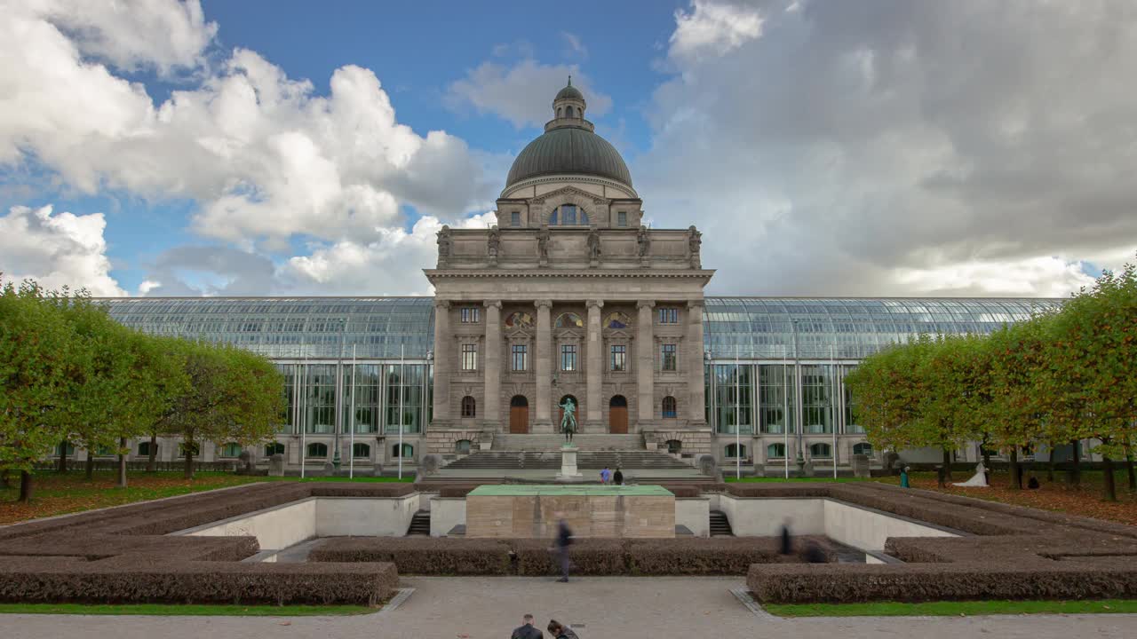 晴天慕尼黑市著名的宫殿前公园广场全景4k延时拍摄德国视频下载