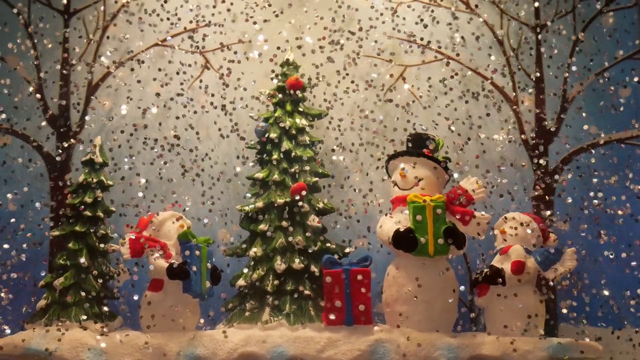 有雪的圣诞球。以云杉为背景的雪人和礼物视频素材