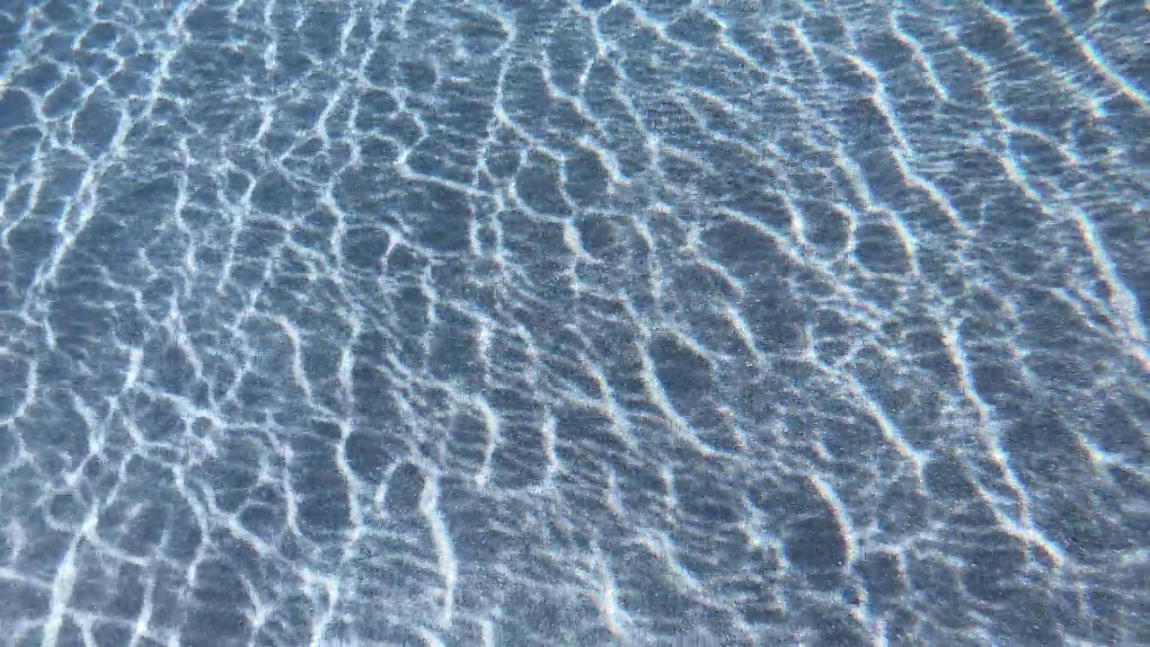 泳池湛蓝透明的水面泛起涟漪，近距离拍摄4K动态场景视频下载
