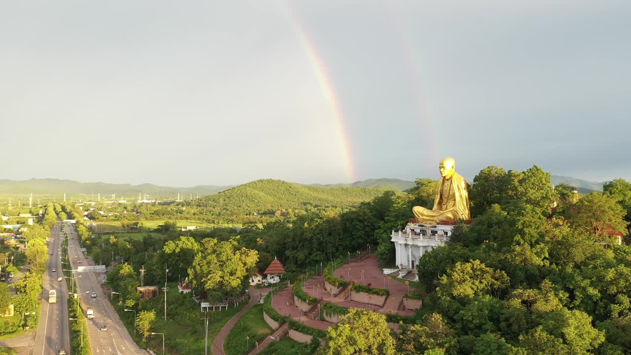 鸟瞰彩虹和克鲁巴·斯里维猜雕像，位于泰国伦仑的历史悠久的寺庙。视频下载