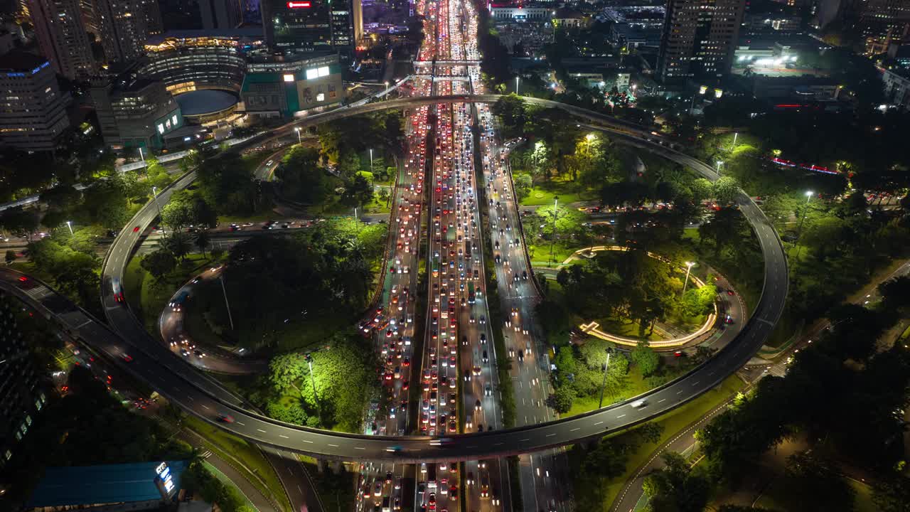 夜间照明雅加达市著名的中央交通街道道路立交空中俯瞰全景4k延时拍摄印度尼西亚视频下载