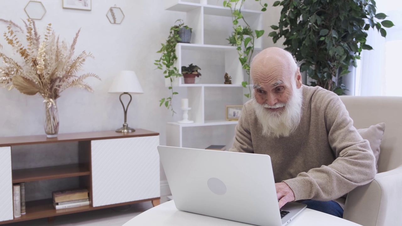 老人笑着通过笔记本电脑和孙子们视频通话视频下载