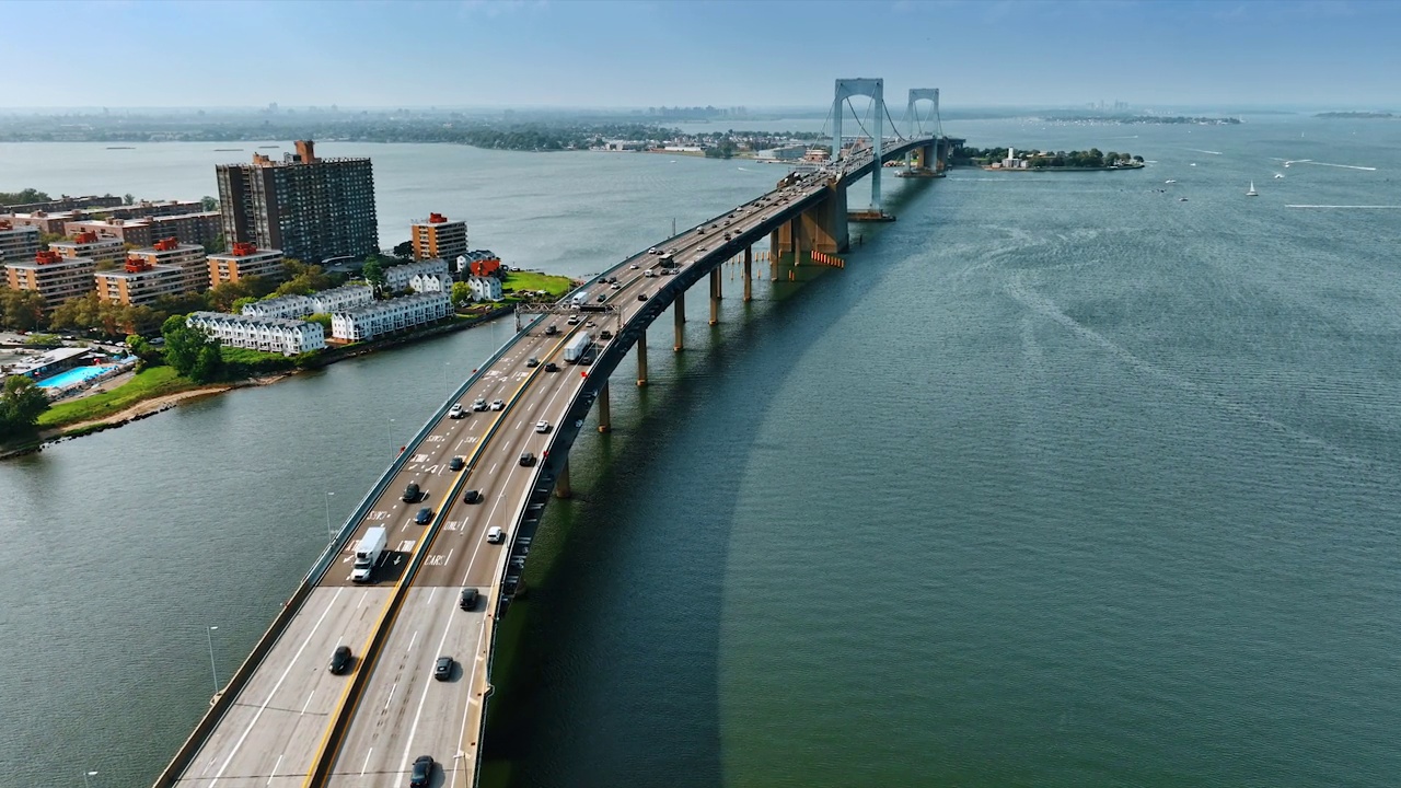 令人惊叹的纽约悬索桥。无人机拍摄的桥上六车道的道路上有来往的汽车。视频下载