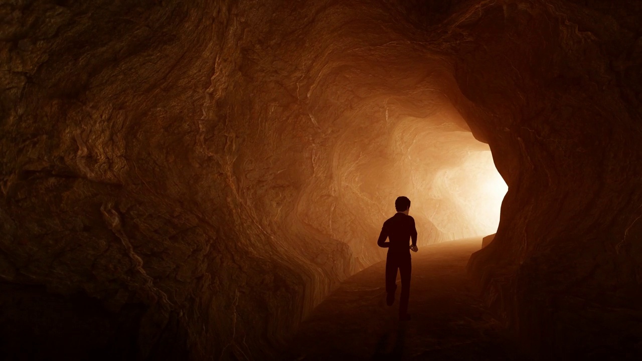一个人在洞穴隧道里奔向光明视频下载