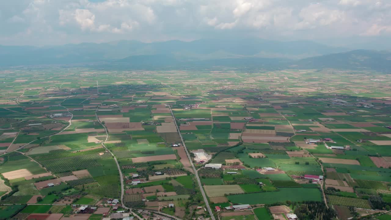 无人机拍摄的伊兹密尔Ödemiş地区农业用地鸟瞰图。视频下载