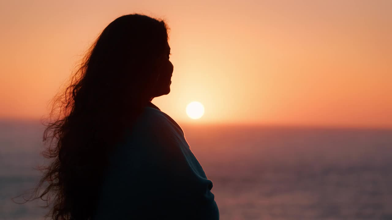 在海边欣赏日落的女人视频下载