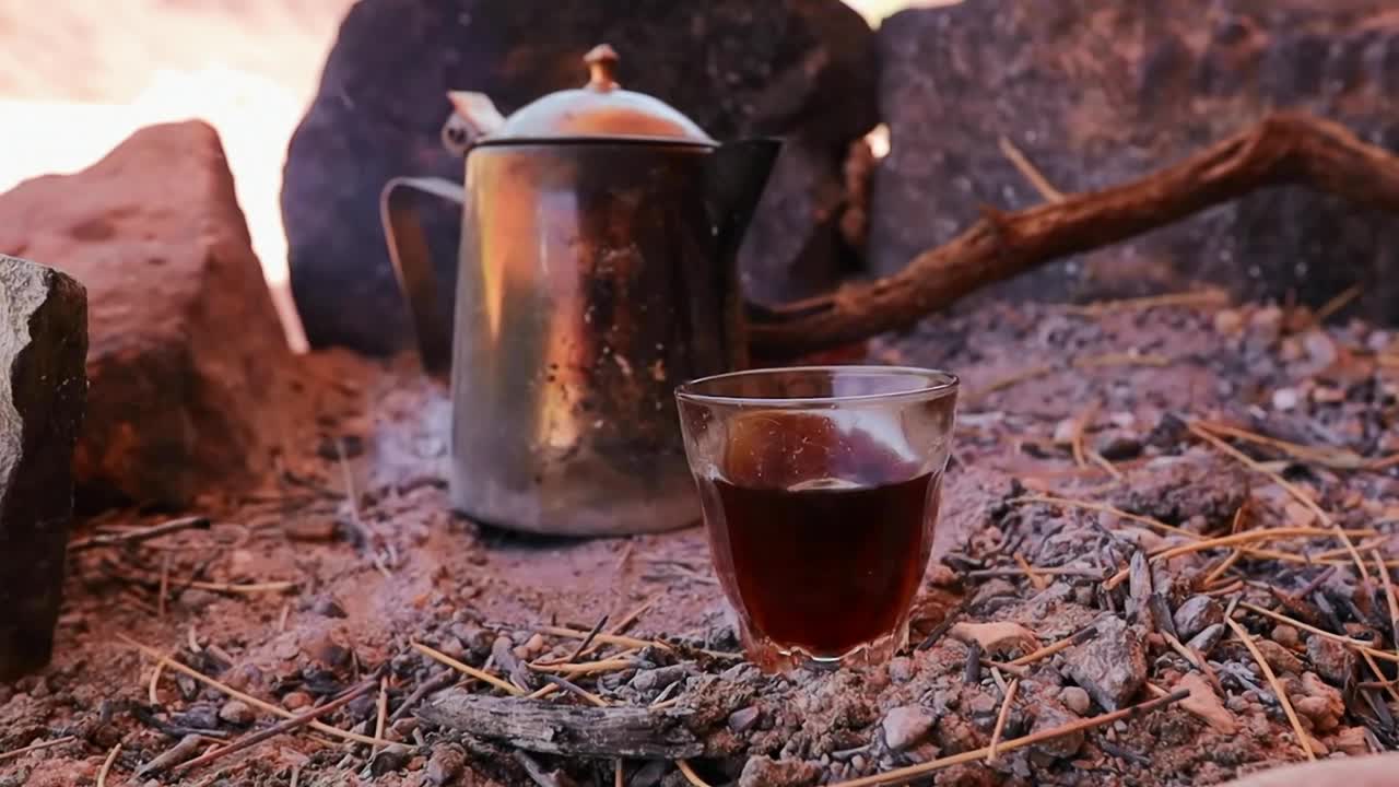 在埃及西奈的贝都因村庄里，火上的贝都因茶视频下载