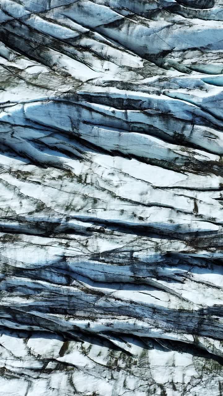 竖屏:冰岛的瓦特纳冰川。纯蓝冰，冬季景观鸟瞰图4k。欧洲最大的冰川。热门旅游景点，冰川融化。拍摄社交媒体视频下载