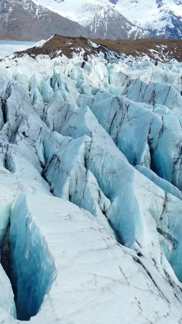 竖屏:冰岛的瓦特纳冰川。纯蓝冰，冬季景观鸟瞰图4k。欧洲最大的冰川。热门旅游景点，冰川融化。拍摄社交媒体视频下载