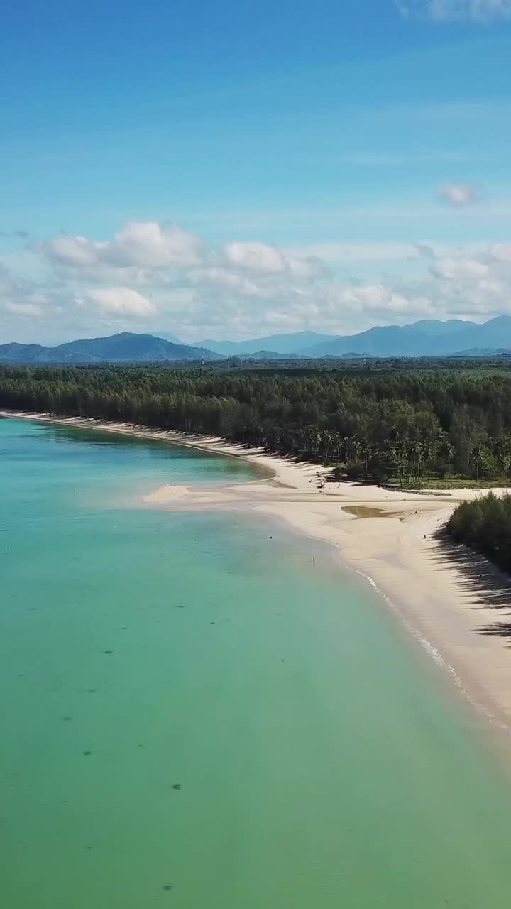 空无一人的海滩和平静的大海的航拍视频视频下载
