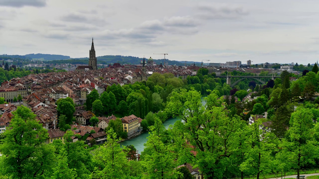 延时视图伯尔尼老城的城市景观与老建筑伯尔尼大教堂塔和Aare河景，瑞士视频下载