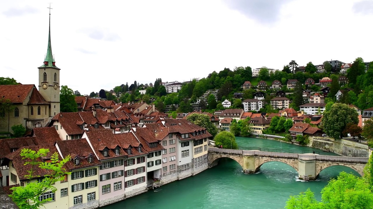 伯尔尼老城区景观与古老的建筑都有河景，伯尔尼是瑞士的首都视频下载