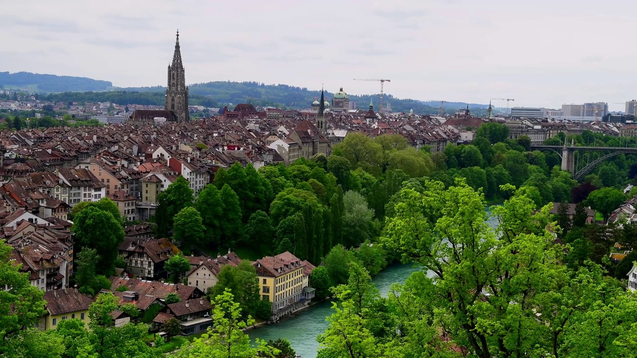 伯尔尼老城景观与古老的建筑伯尔尼大教堂塔和Aare河景，瑞士视频下载