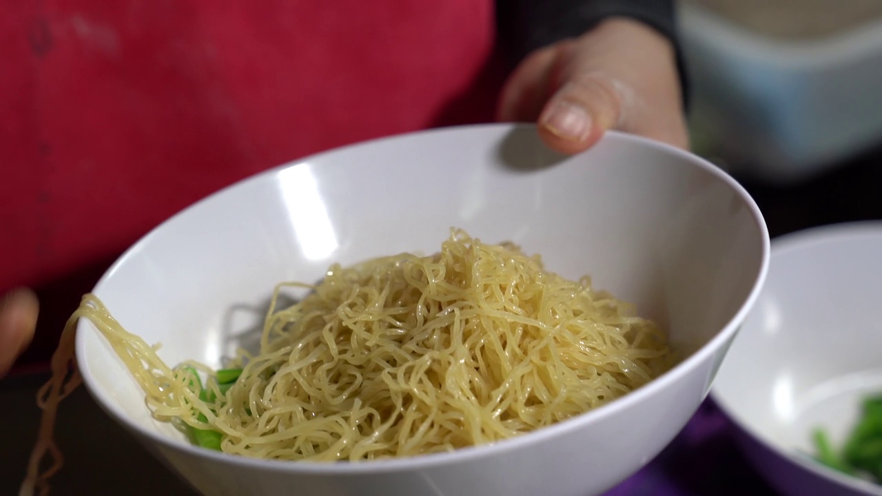 泰国当地面馆街头小吃用大锅煮黄面。视频下载
