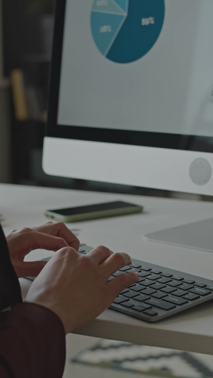 女性的手在办公室的电脑键盘上打字视频素材