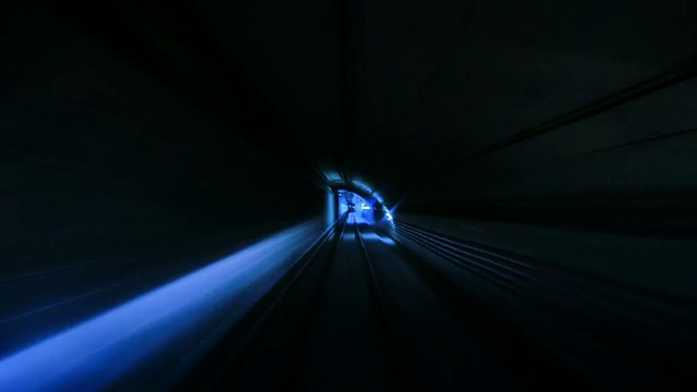 通过隧道旅行。Loopable。真实的。蓝色的。视频素材