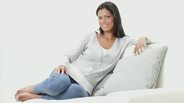 快乐的拉丁女孩坐在沙发上视频素材