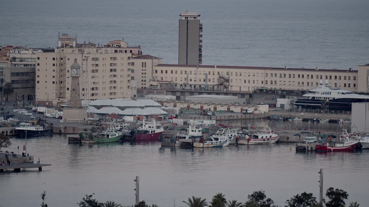巴塞罗那港和巴塞罗那内塔港的渔船视频下载