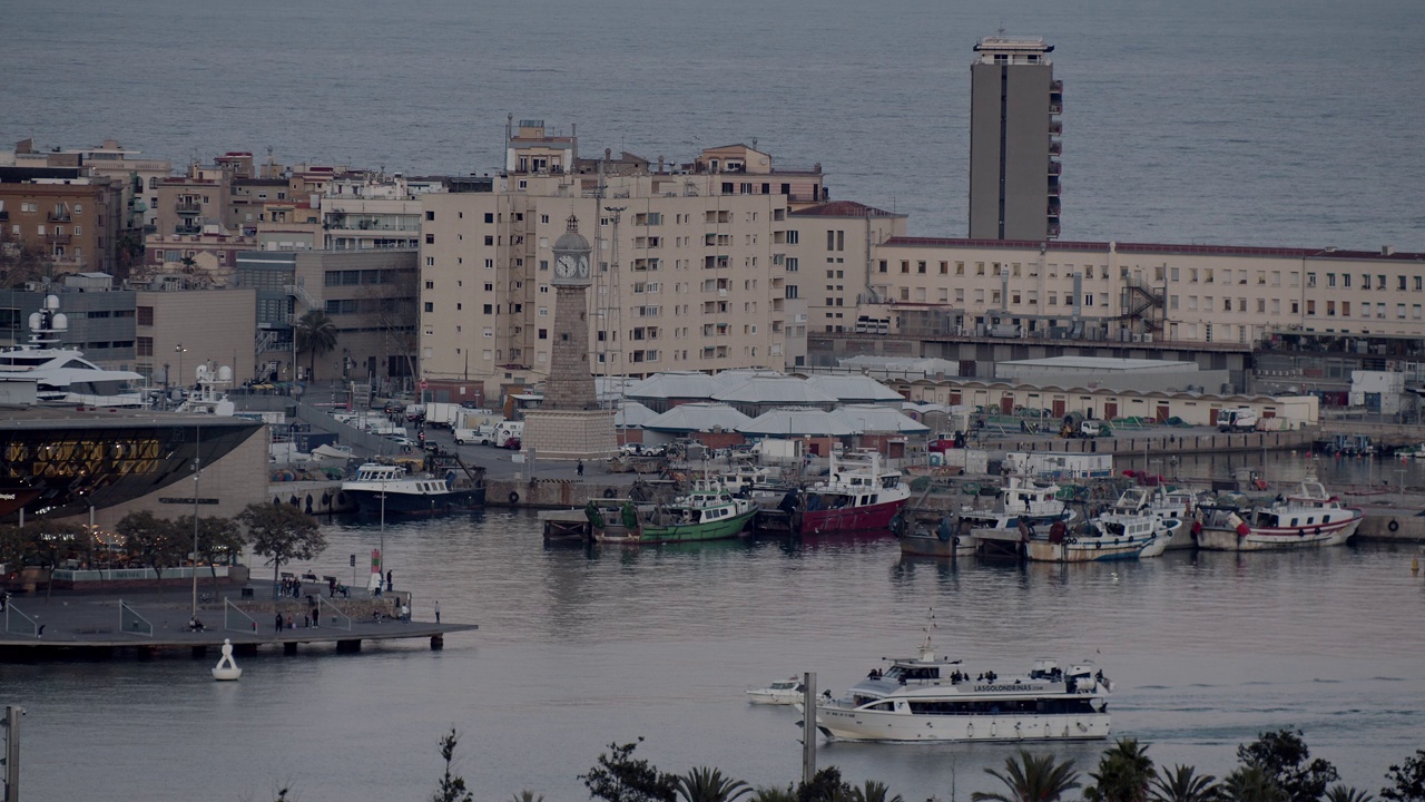 巴塞罗那港和巴塞罗那内塔港的渔船视频下载