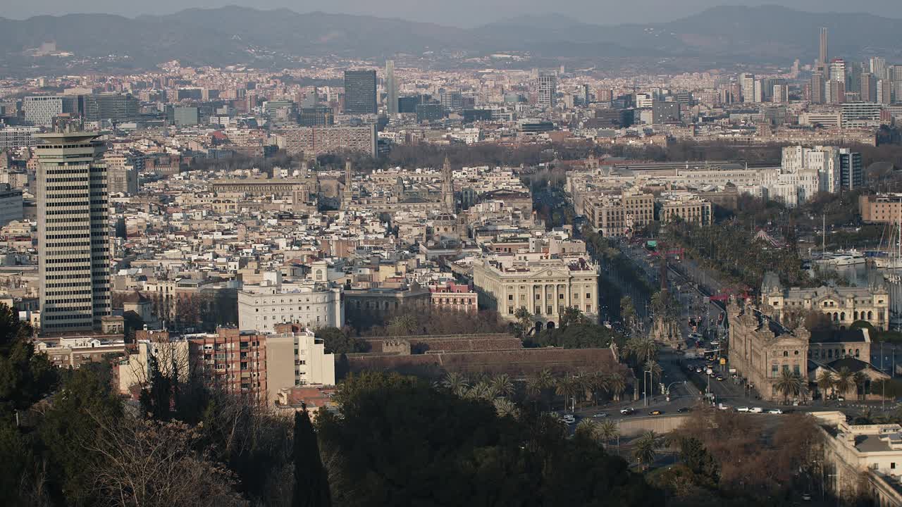 从蒙特惠奇、德拉萨内斯塔和科隆长廊可以看到巴塞罗那城的景色视频下载