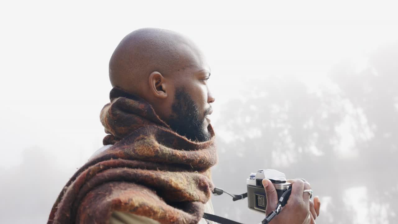 摄影，黑人和相机在大自然的雾中旅行，回忆和度假在冬天。冷静，专业和非洲摄影师的装备拍摄环境的照片视频下载