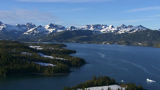 飞过湖泊，背景是山脉，阿拉斯加视频下载