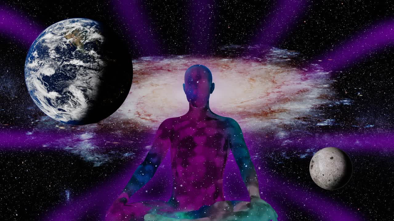 瑜伽士与旋转的星系，地球和月亮，在莲花瑜伽的位置闪耀着紫色的光芒视频下载