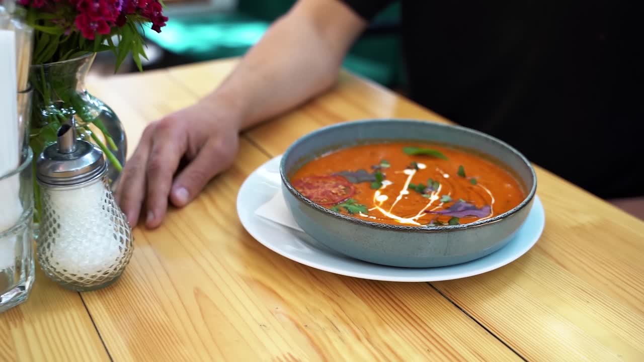 精心准备的番茄奶油汤的特写镜头视频下载