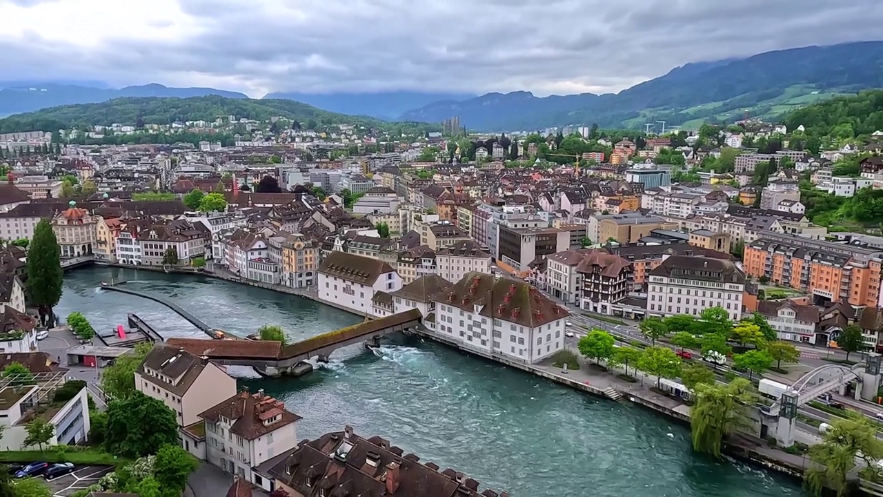 瑞士卢塞恩历史城市中心的俯视图视频下载