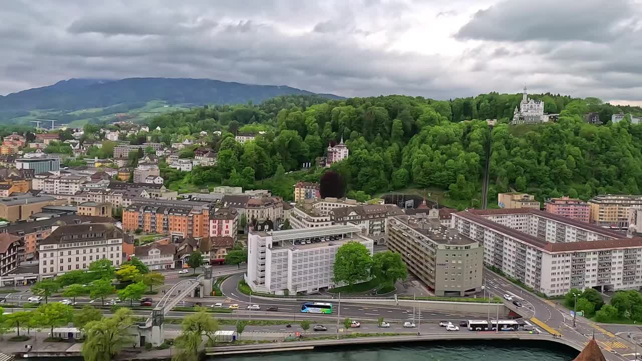 瑞士卢塞恩历史城市中心的俯视图视频下载