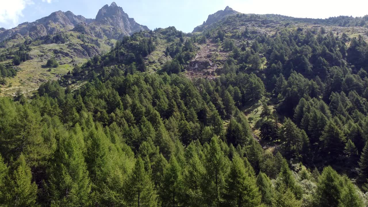 意大利阿尔卑斯山与伦巴第山脉的无人机视图视频下载