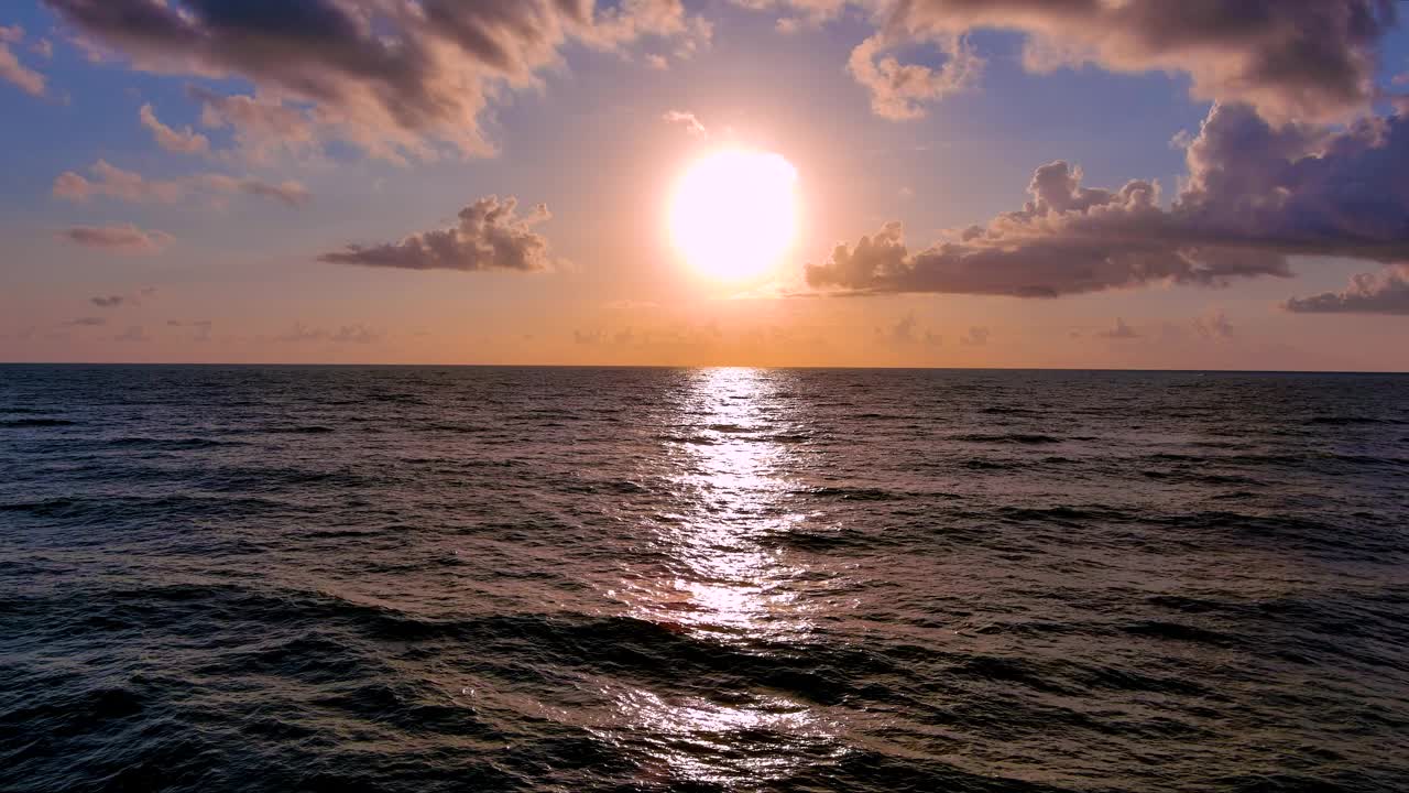 圣奥古斯丁佛罗里达海滩阳光海浪拉回来视频素材